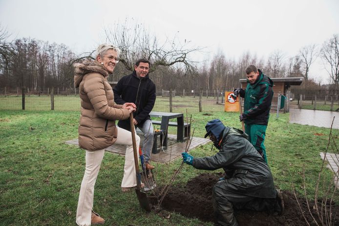 Vandaag ging de schop in de grond voor de gloednieuwe, eetbare bomen en struiken op Domein Bovy in aanwezigheid van eerste schepen Marleen Hoydonckx (links) en burgemeester Mario Borremans (tweede van links).