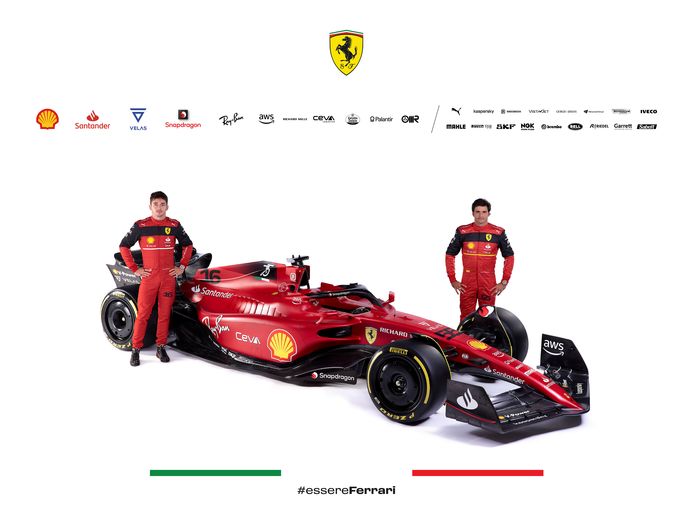 Charles Leclerc en Carlos Sainz bij de auto voor komend seizoen.