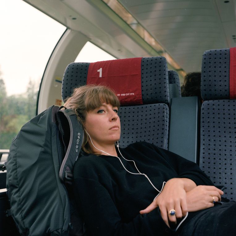 Janne Heling in de trein.  Beeld Rebecca Fertinel