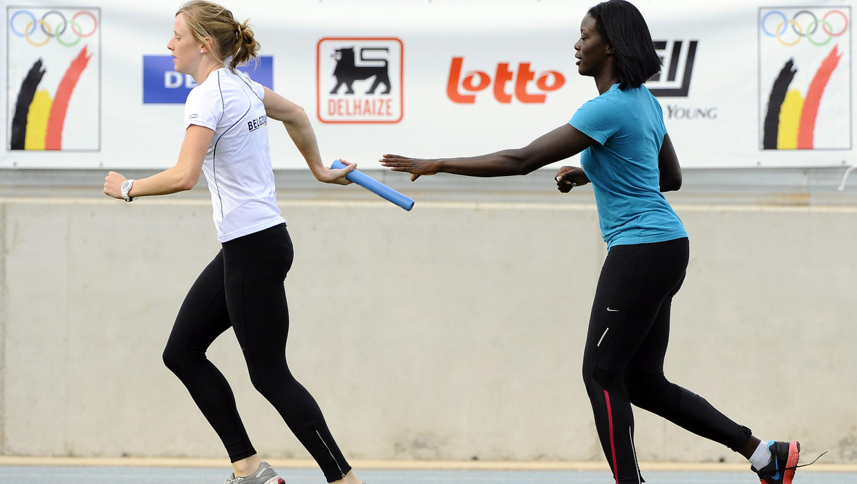 Imke Vervaet en Anne Zagré vorig jaar op training op Lanzarote. Beeld BELGA