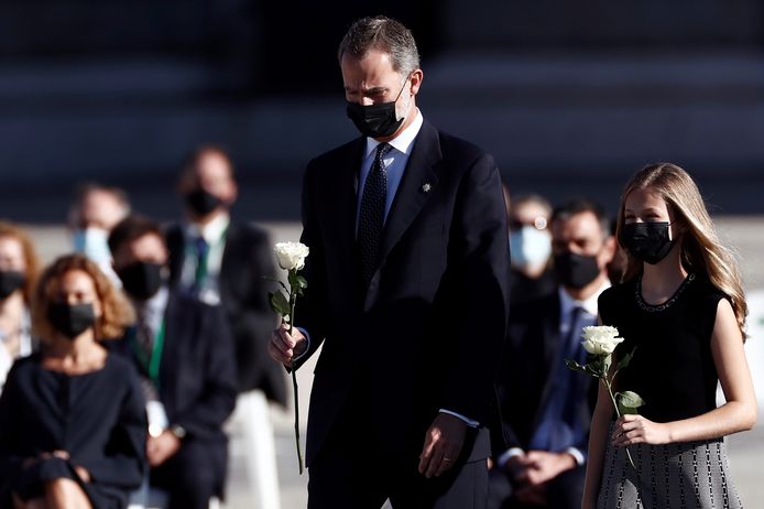 Koning Felipe en kroonprinses Leonor leggen witte rozen neer ter nagedachtenis van de aan corona overleden Spanjaarden.