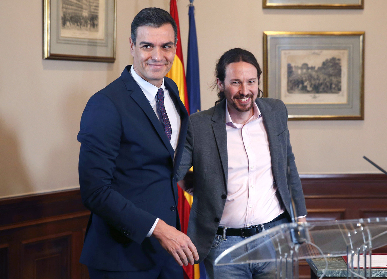 Pedro Sánchez (links) en Pablo Iglesias maken hun coalitieakkoord bekend.  Beeld EPA