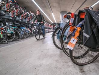 NS breekt het hoofd over massale fietsdump onder station Delft: moet reiziger straks verder lopen?