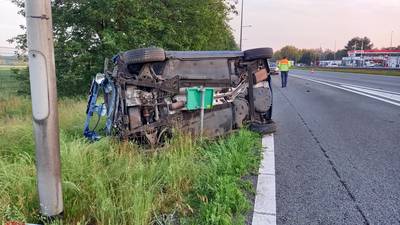 Auto slaat over de kop op A2 bij Maarheeze, voertuig volledig in de prak