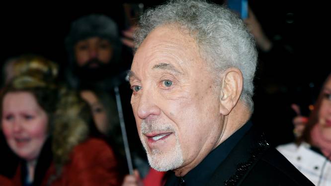 tom jones werd meermaals in elkaar geslagen door zijn echtgenote de prijs die hij voor seks met andere vrouwen moest betalen celebrities hln be
