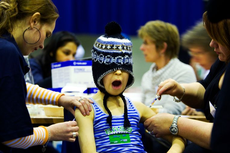 Een jongen wordt gevaccineerd tijdens de vaccinatiedag in Rotterdam. Beeld ANP