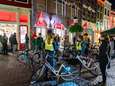 Chaos in Utrechtse supermarkt na sluiting kroegen, gejuich als er weer een krat achterop een bagagedrager wordt gezet