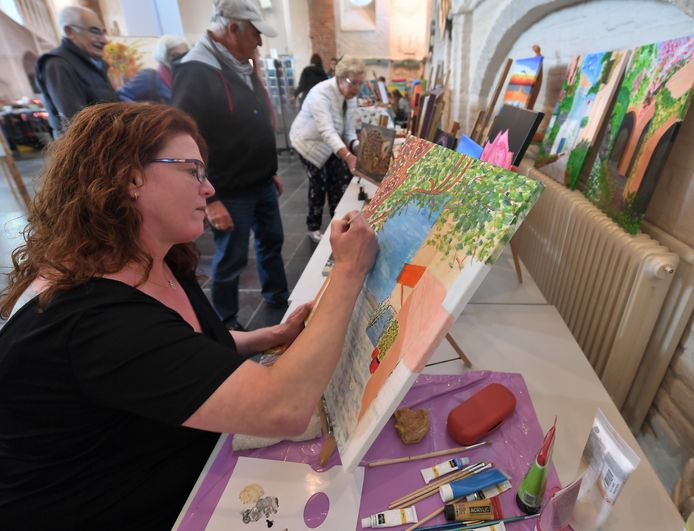 Silvia Weistra exposeert en schildert in de kerk in Oost-Souburg