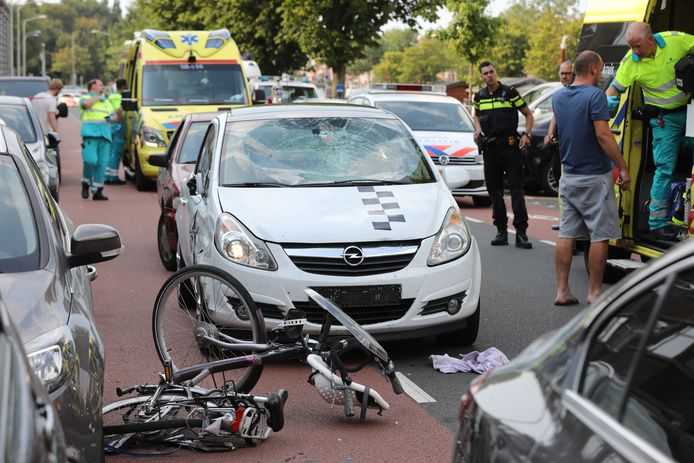 De fietsster op de Soestdijksekade raakte ernstig gewond.