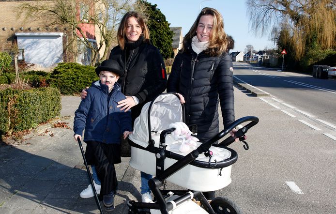 Esther van de Luijster, met zoontje Benjamin, beaamt dat starterswoningen in Groede schaars zijn. Haar dochter Anne Martens, die een dochtertje heeft,  kon bij haar partner intrekken in Groede: "Anders was het niet gelukt."