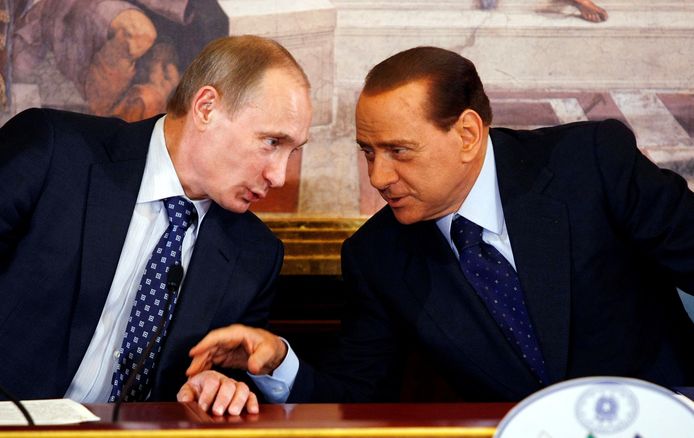 De Italiaanse premier Berlusconi met "zijn beste vriend", de Russische president Vladimir Poetin, in 2010.