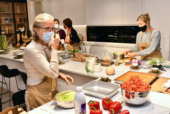 Soroptimist Roeselare-Roslar bezorgt vzw Onze Kinderen een warme kerst