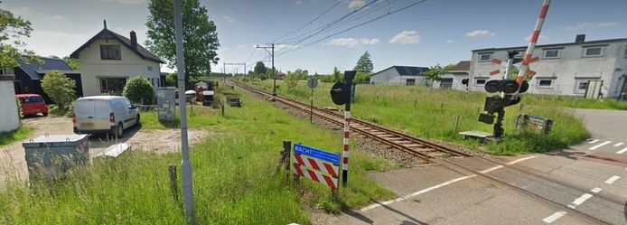 De Dreef bij Wadenoijen. Een meerderheid van de dorpelingen wil de nieuwe weg het liefst straks langs de zuidzijde (links) van het spoor, maar dat is ook veruit het duurste tracé.
