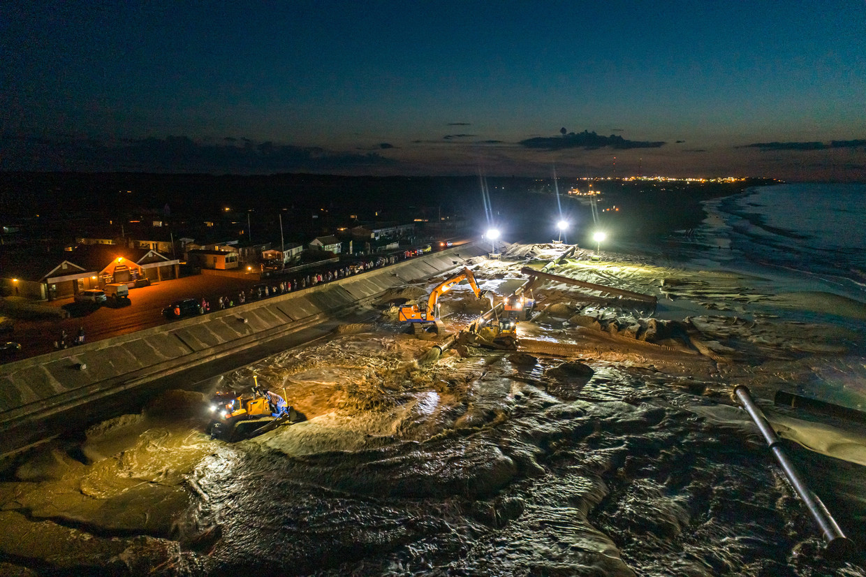 Voor de kust van Norfolk wordt zand opgespoten om erosie tegen te gaan.