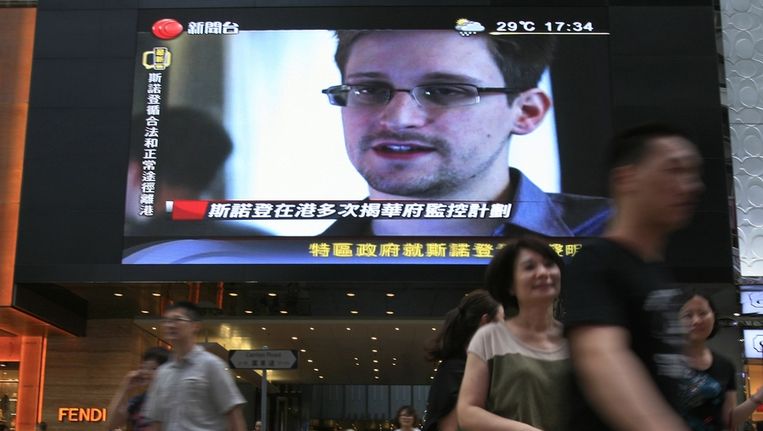 Het portret van Snowden op een groot scherm in een winkelcentrum in Hongkong. Beeld ap