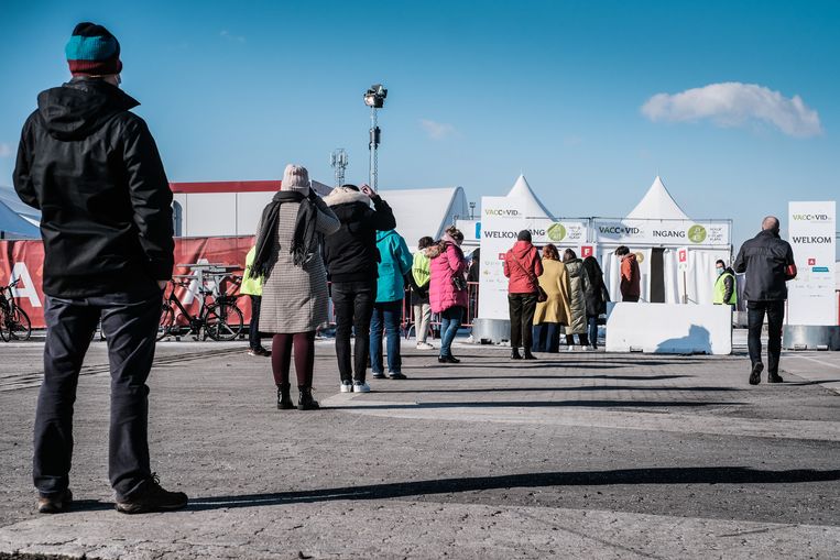 Aanschuiven bij een vaccinatiecentrum in Antwerpen. Beeld Bob Van Mol