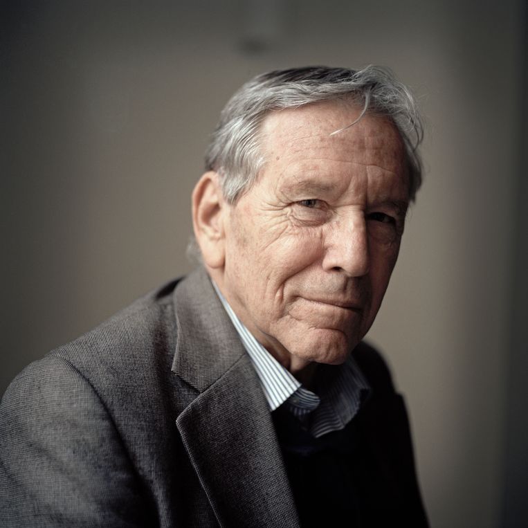 Amos Oz in 2013. Beeld Joost van den Broek