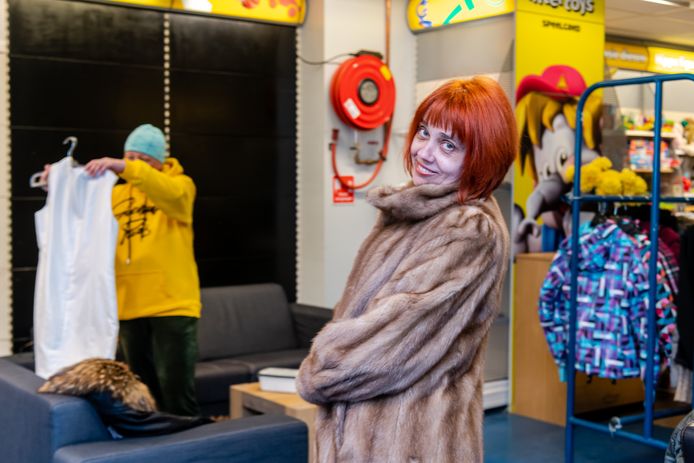 De uit Oekraïne gevluchte Julia past een jas in de weggeefwinkel in Barneveld.