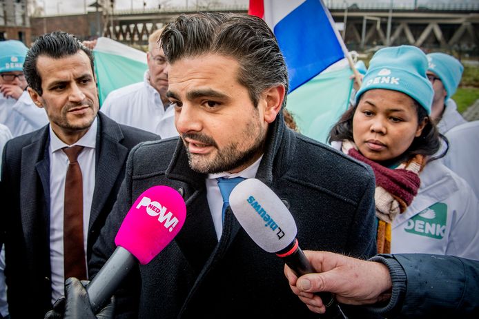 DENK-leider Tunahan Kuzu maakte afgelopen week in Rotterdam bekend dat zijn partij volgend jaar meedoet aan de gemeenteraadsverkiezingen van die plaats. Op de achtergrond zijn partijgenoten Selcuk Ozturk en Farid Azarkan.
