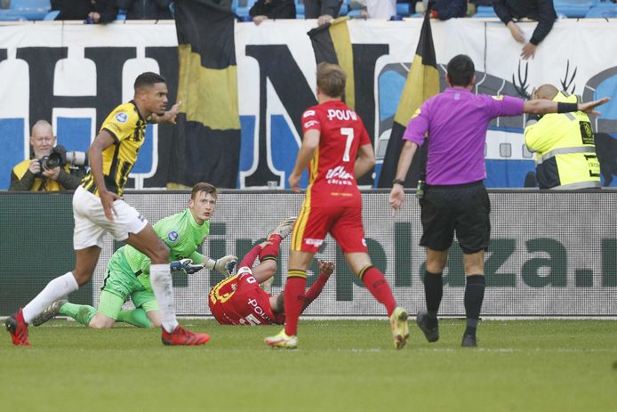 Danilho Doekhi van Vitesse i woest nadat arbiter Hogler de strafschop toekent aan GA Eagles. Martijn Berden (7) knikt tevreden.