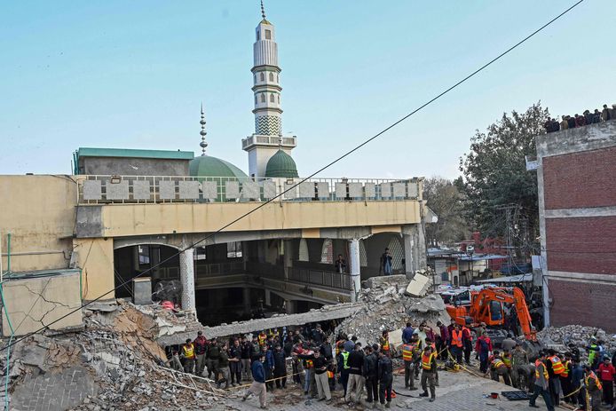 Explosion dans une mosquée à l’intérieur du quartier général de la police de Peshawar.