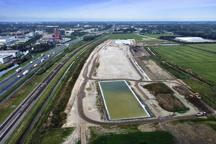 Het terrein waar de staalslakken liggen langs snelweg A15. Linksboven is het Van der Valk-hotel te zien, rechtsboven tuincentrum Ranzijn in Spijk.