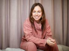Actrice Lottie Hellingman over single moederschap: ‘Voel me onzeker tussen ouders op schoolplein’