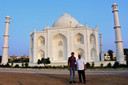 Anand Prakash Chouksey en zijn zoon Kabir voor de replica van de Taj Mahal in Burhanpur.