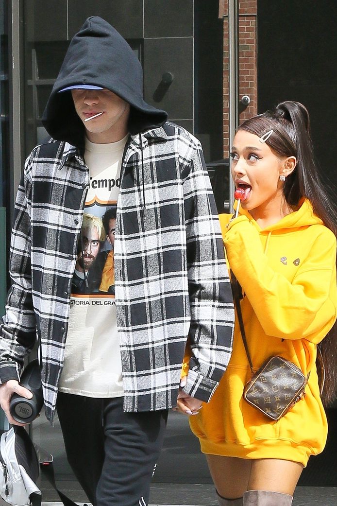 Ariana Grande en Pete Davidson gingen na enkele weken daten samenwonen en hebben zich ook al verloofd.