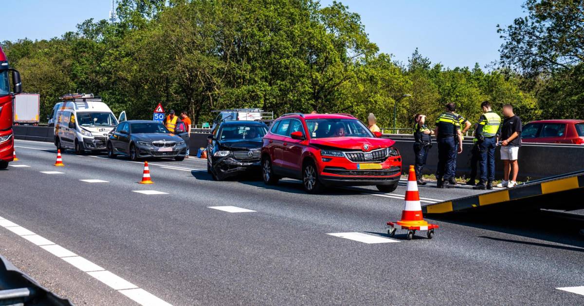 Zeven auto’s betrokken bij kettingbotsing op A67 bij Geldrop.