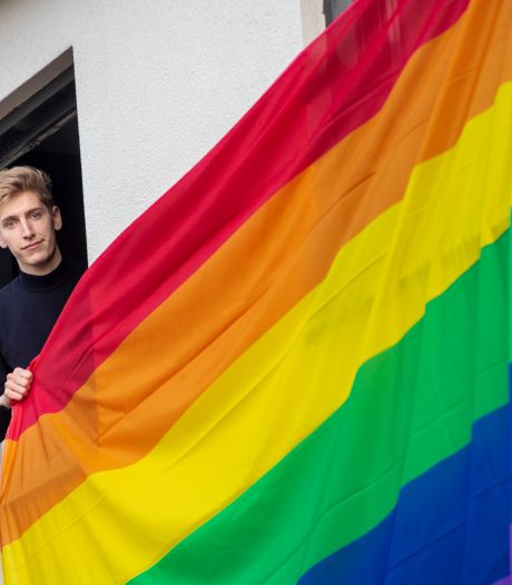 Sam (25) hing de regenboogvlag uit op Coming Out Day en hoorde voorbijgangers ‘kankerhomo’ en ‘kankergay’ roepen