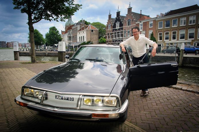 Lucien met zijn Citroën aan de haven in Dordrecht
