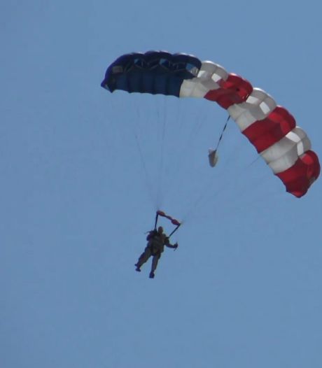 Un vétéran de la Seconde Guerre mondiale fête son 100e anniversaire avec un saut en parachute