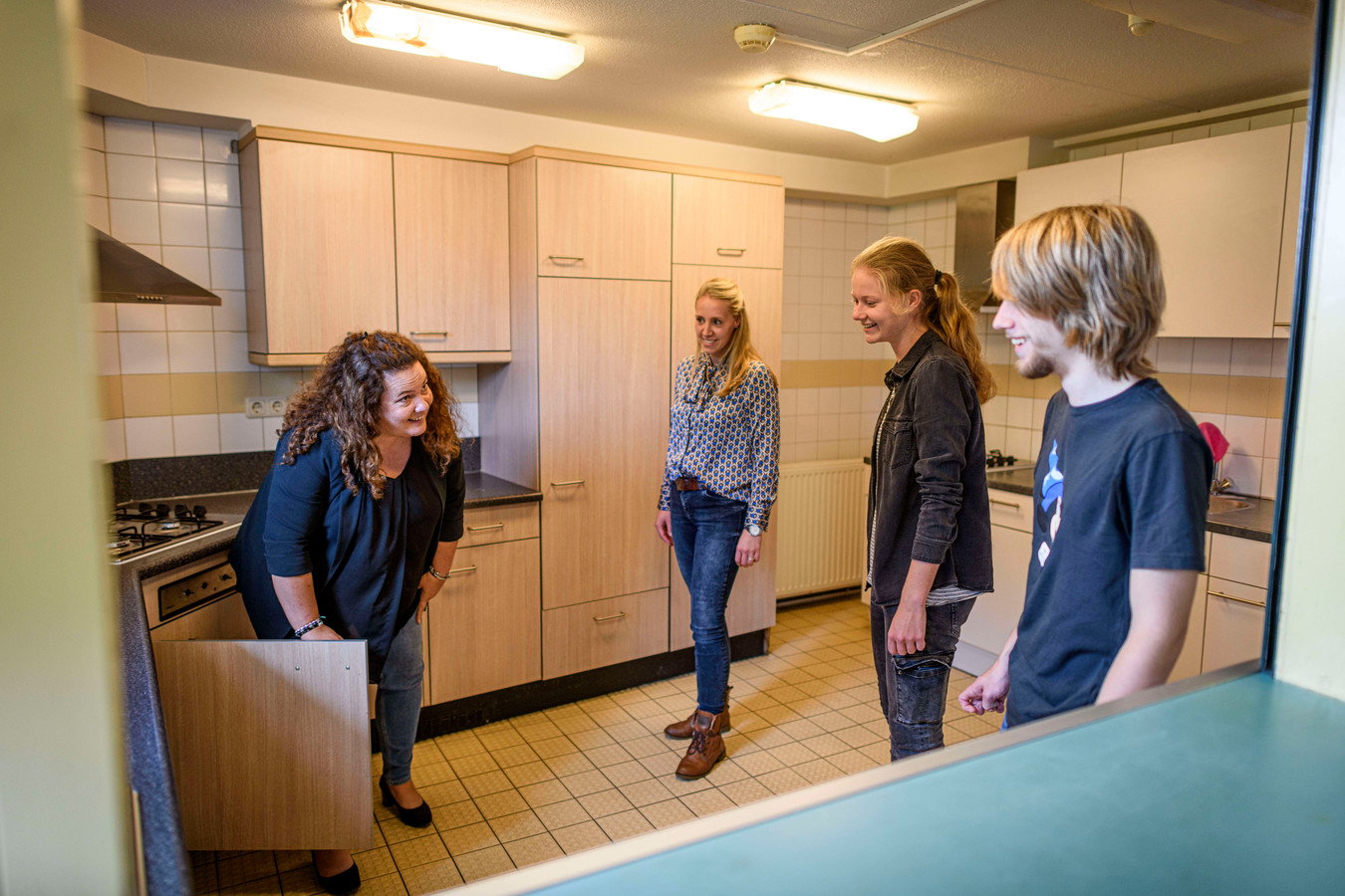 Studenten in Enschede bekijken een keuken.