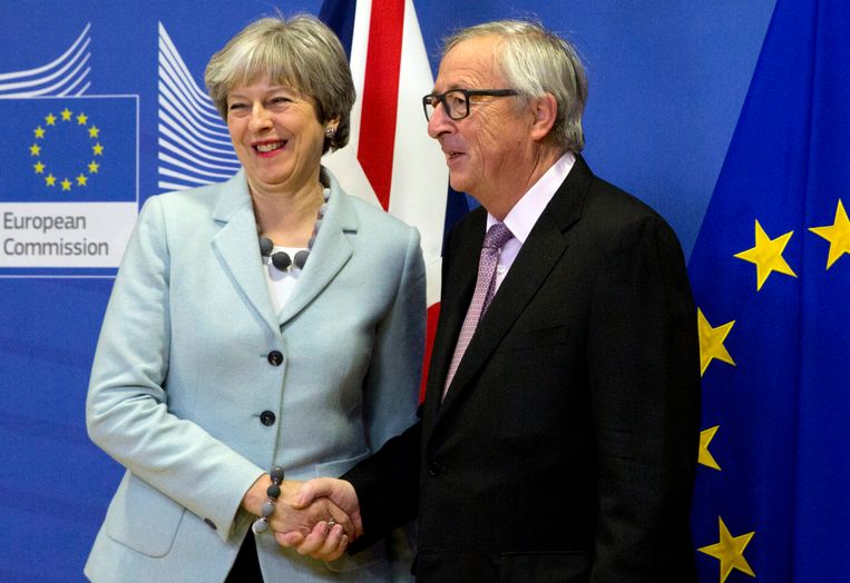 De Britse premier Theresa May en Europees Commissievoorzitter Jean-Claude Juncker presenteerden vanochtend de resultaten van hun onderhandelingen. Beeld ap