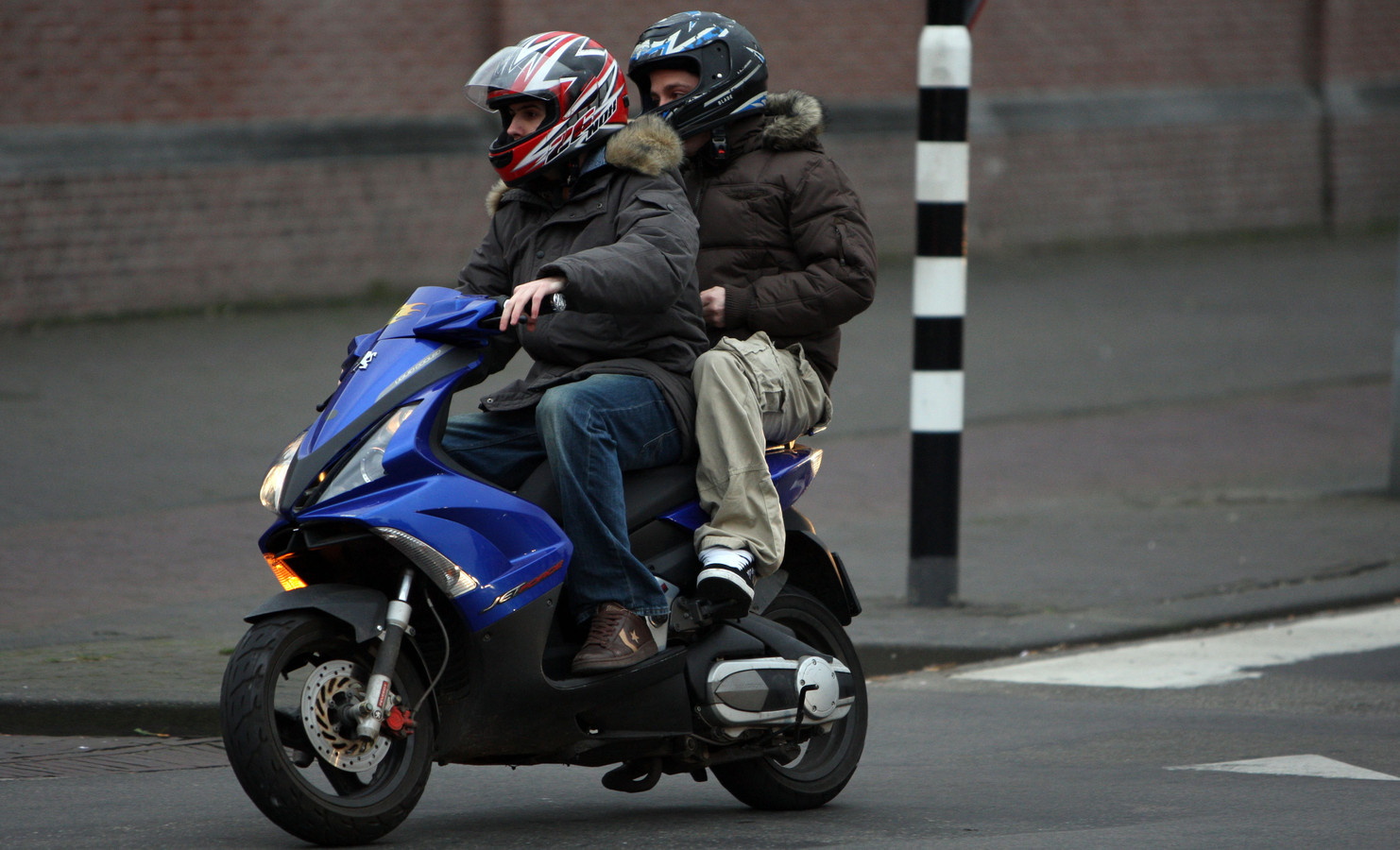 repetitie zoon Numeriek Dragen van helm op motor en scooter niet populair: aantal boetes neemt  flink toe | Foto | AD.nl