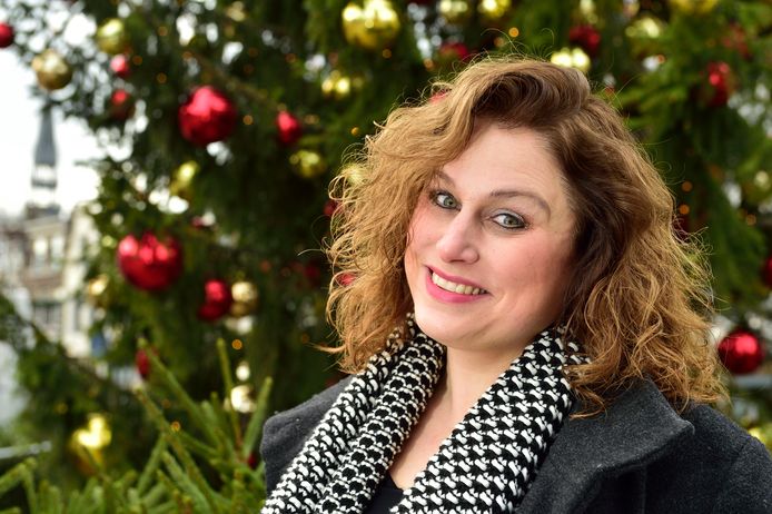 Zangeres Elise Mannah (38) voor de kerstboom op de Goudse Markt.
