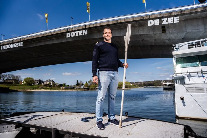Stuurman Marko Rakuljic uit Kroatië toont op de kop van de boot van ‘Constant in Beweging’ de plek waar hij op donderdagavond naar de drenkeling peddelde onder de Nelson Mandelabrug in Arnhem.