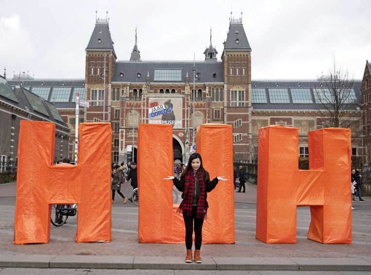 Een paar uur nadat de beroemde rood-witte letters I amsterdam van het Museumplein waren verwijderd, stonden er nieuwe letters voor het Rijksmuseum. Designer Pauline Wiersema had er de letters HUH neergezet.  Beeld ANP