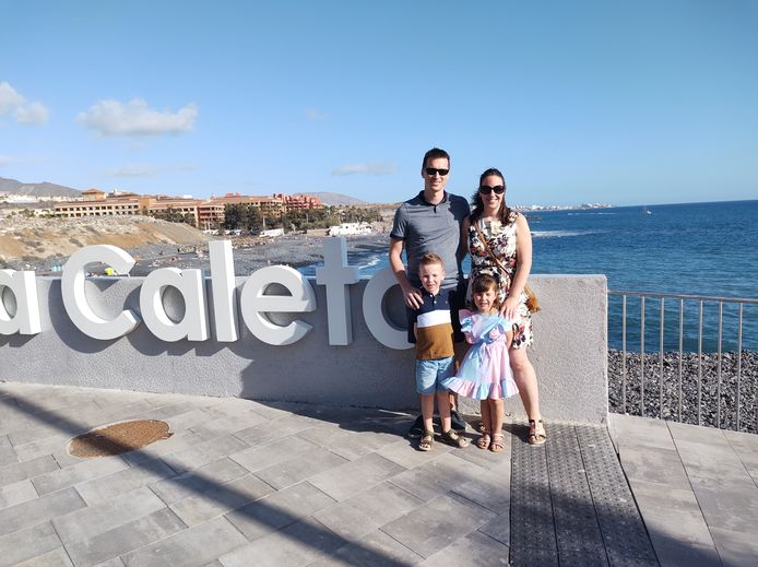 Jeroen en zijn vrouw Sanne in La Caleta, Tenerife. Zij kochten recent een appartement in de buurt.
