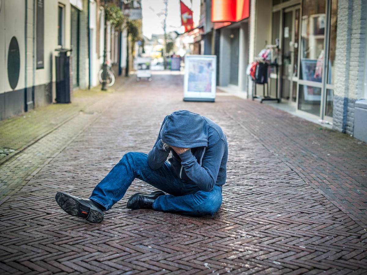 Verwarde man loopt al jaren naakt bij scholen en poept in de tuin van de  buren, Helmondse wijk is wanhoop nabij | Helmond | ed.nl