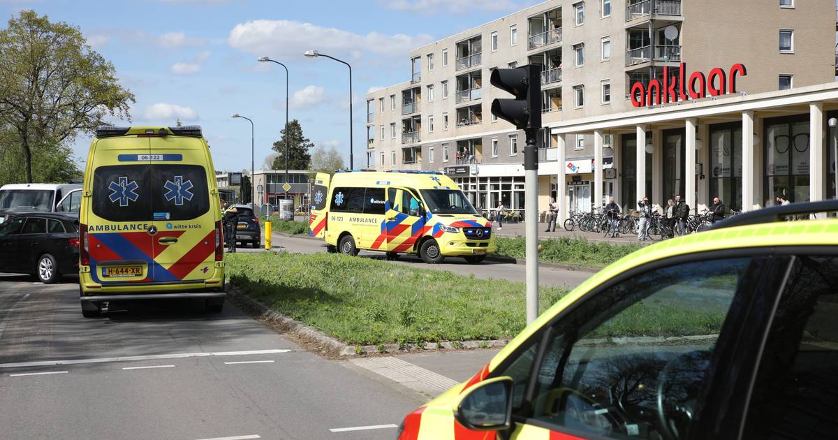 Vrouw zwaargewond bij aanrijding met bestelbus in Apeldoorn: traumaheli landt bij winkelcentrum.