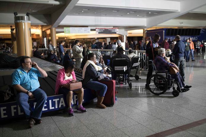 Mensen wachten in het donker op de luchthaven van Atlanta.
