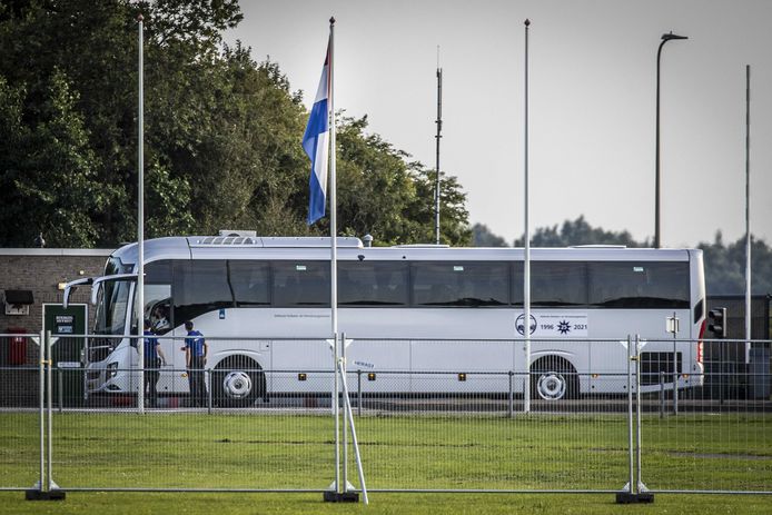 Afghaanse vluchtelingen worden opgevangen in het noodcentrum van het COA op de Willem Lodewijk van Nassaukazerne.