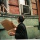 Helen Levitt fotografeerde het leven zoals het was op straat in New York: vitaal, kleurrijk en ontroerend