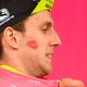 Simon Yates, de man in het roze, laat zich vooralsnog niet gek maken