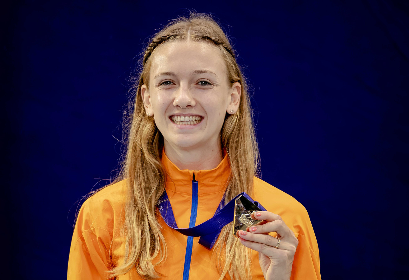 Femke Bol met haar gouden medaille tijdens de huldiging van de 400 meter.