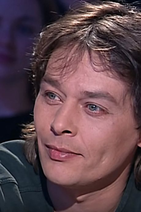 Ari Boulogne, qui se disait fils d’Alain Delon, retrouvé mort chez lui, une enquête ouverte