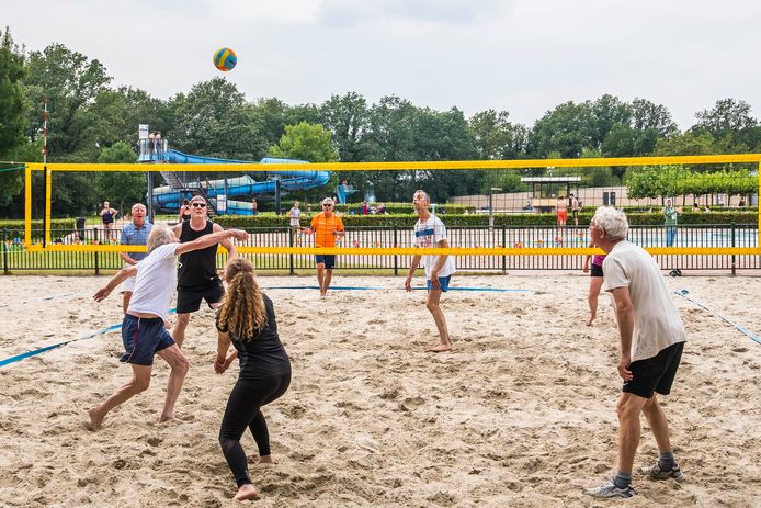 Met een onderling toernooi hebben de volleyballers van Boemerang zaterdag de nieuwe velden bij zwembad ’t Vinkennest officieel in gebruik genomen.