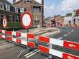 Kruising in Tilburg afgesloten na  noodweer: wegdek en fietspad staan bol van het water